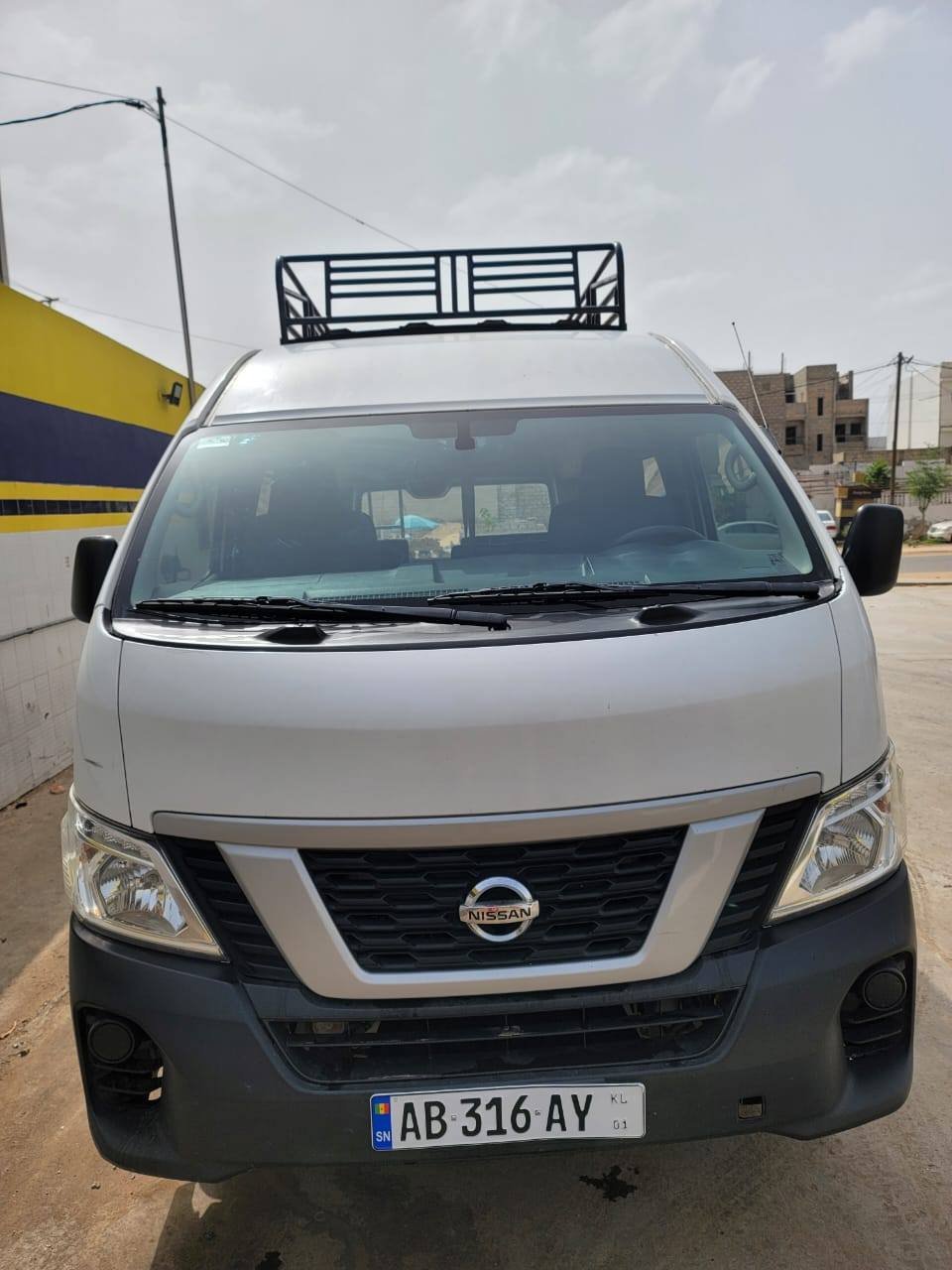 Dakar Almadies Nissan Urvan Mini bus nissan 12 places