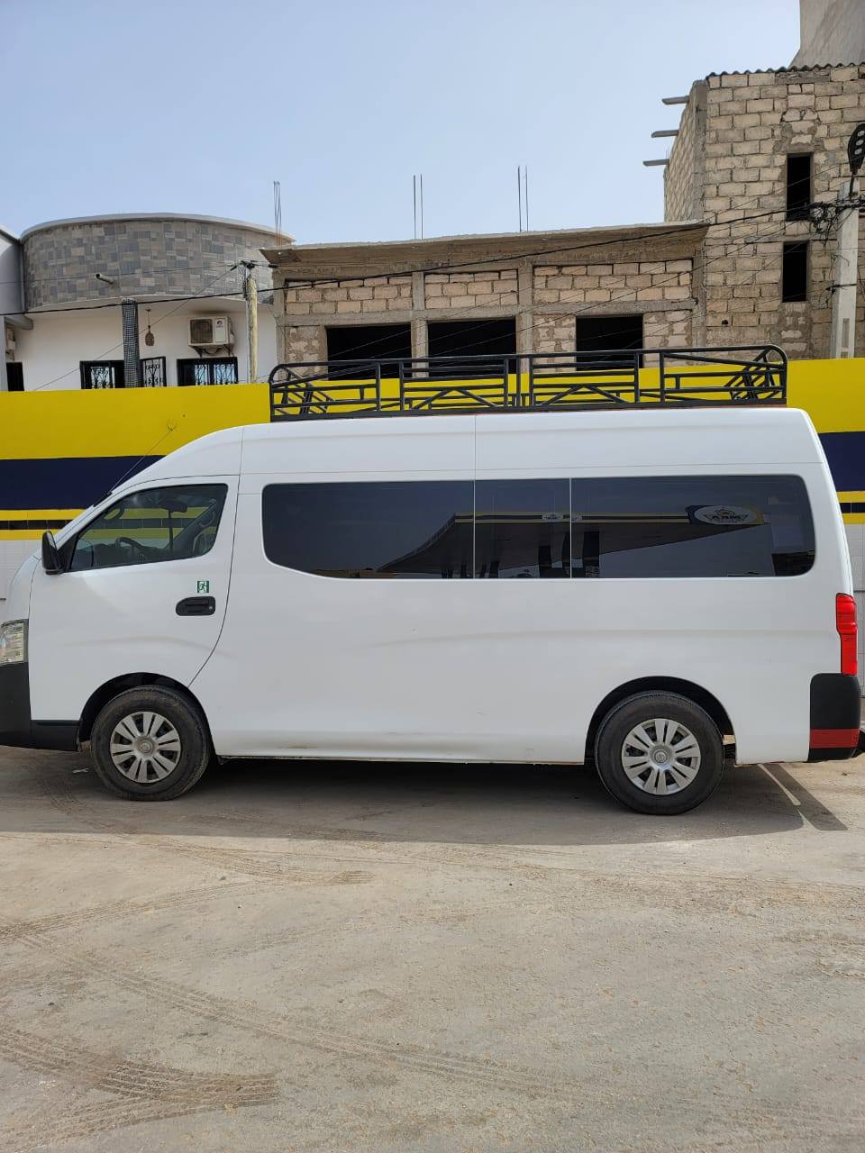 Dakar Almadies Nissan Urvan Mini bus nissan 12 places