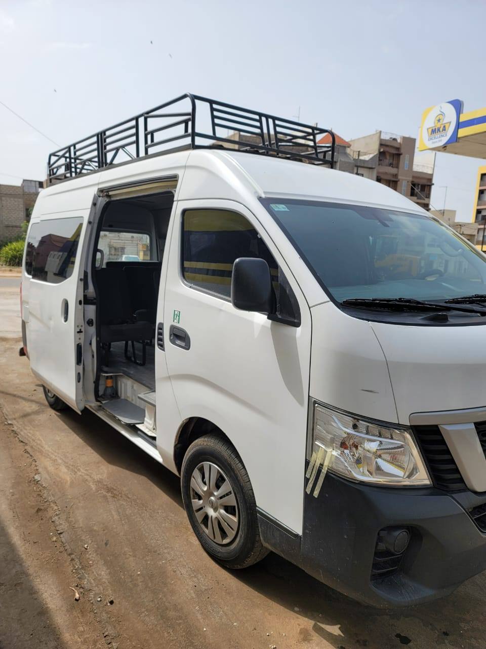 Dakar Almadies Nissan Urvan Mini bus nissan 12 places