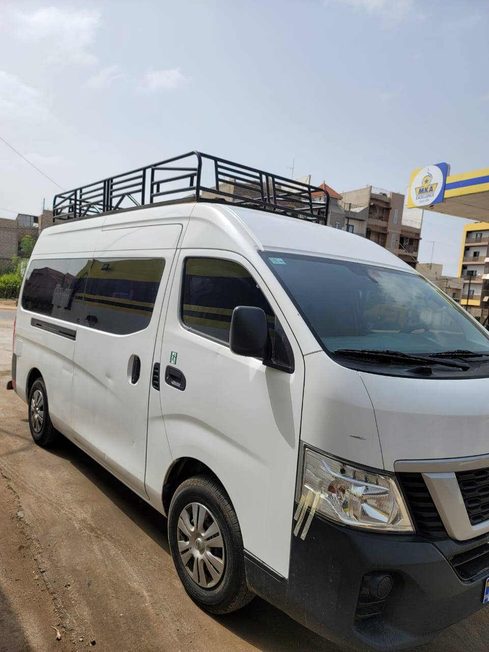 Dakar Almadies Nissan Urvan Mini bus nissan 12 places