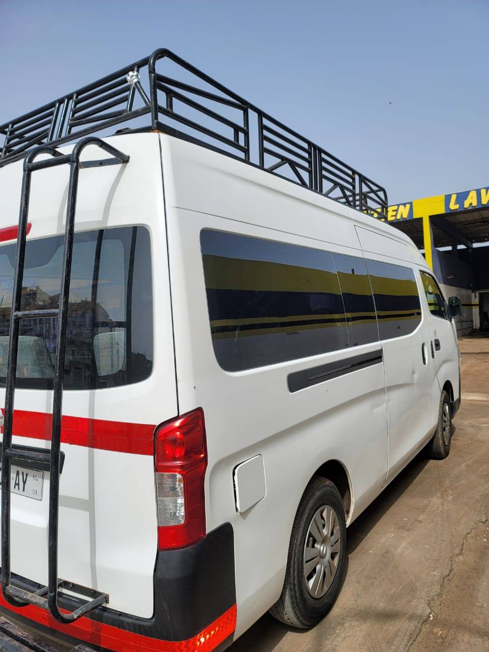 Dakar Almadies Nissan Urvan Mini bus nissan 12 places